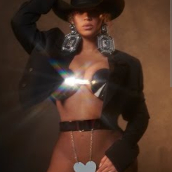 Beyonce Stylish Black Women's Suit with Silver Accents - Picture 6 of 7